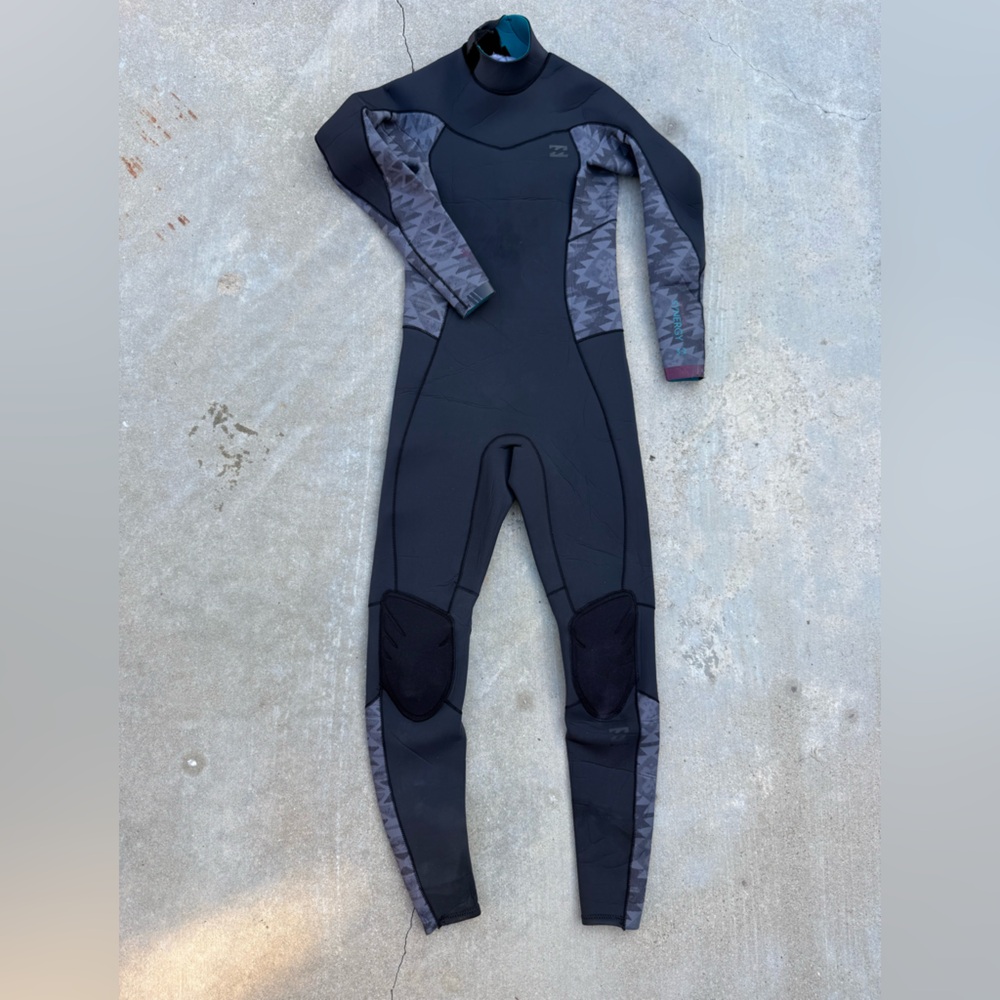 Billabong Synergy Gray and southwest print Wetsuit barely 3:2 used Size 4